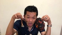 Kecintaannya terhadap seafood juga pernah ditunjukkan saat menikmati kepiting. Ia memesan kepiting lada hitam yang pedasnya nagih. Foto: Instagram @taufikhidayatofficial