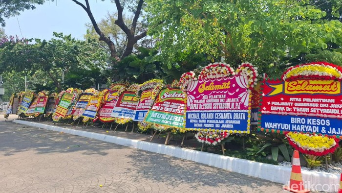 Teguh Setyabudi resmi menjadi Pj Gubernur Jakarta, menggantikan Heru Budi Hartono. Deretan karangan bunga untuk Teguh dan Heru Budi menghiasi Balai Kota DKI. (Brigitta Belia/detikcom)