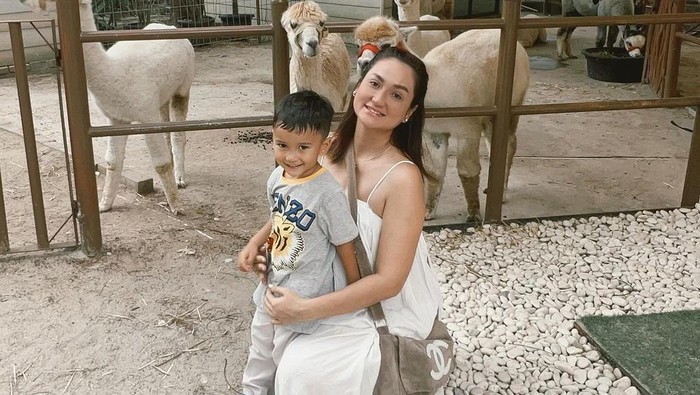 Tengku Dewi Putri dan Kedua Anak