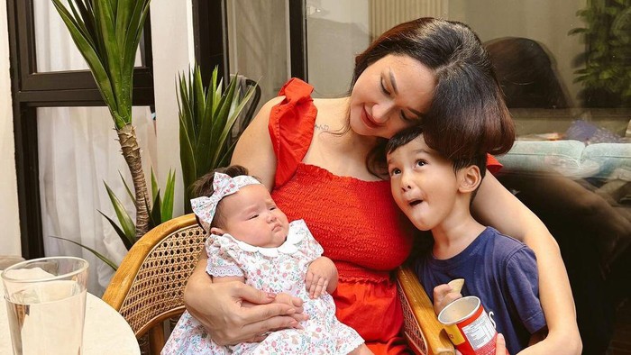 Tengku Dewi Putri dan Kedua Anak