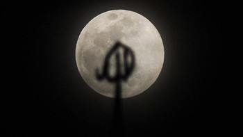Fenomena bulan purnama besar (supermoon) terlihat dari Kabupaten Gowa, Sulawesi Selatan, Kamis (17/10/2024). Supermoon pada bulan Oktober 2024 yang disebut Hunter Moon itu merupakan bulan purnama ketiga tahun ini dan terlihat lebih besar dari bulan purnama biasanya karena berada pada titik terdekat dengan bumi (perigee). ANTARA FOTO/Arnas Padda.