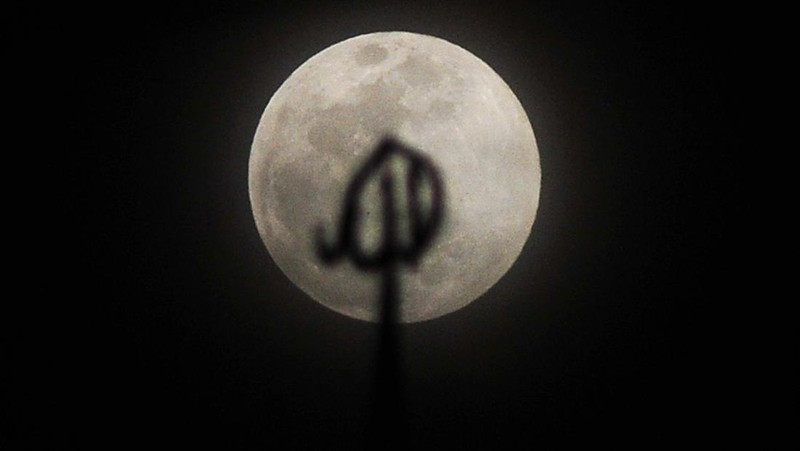 Fenomena bulan purnama super bernama Hunter Moon terlihat di Kota Kudus, Jawa Tengah, Kamis (17/10/2024). Fenomena tersebut merupakan bulan purnama super ketiga di tahun 2024 yang terlihat sekitar 30 persen lebih terang dan hampir 15 persen lebih besar dibandingkan bulan purnama yang berada di titik terjauh dari Bumi. ANTARA FOTO/Yusuf Nugroho/wpa.