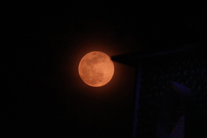 Fenomena bulan purnama pemburu atau hunter moon terlihat dari jalan Ijen, Malang, Jawa Timur, Kamis (17/10/2024). Fenomena bulan purnama pemburu tersebut dinilai paling terang dibanding bulan purnama pada umumnya karena jarak bulan dengan bumi lebih dekat yakni sejauh 357.367 kilometer atau 222.058 mil. ANTARA FOTO/Ari Bowo Sucipto/wpa.