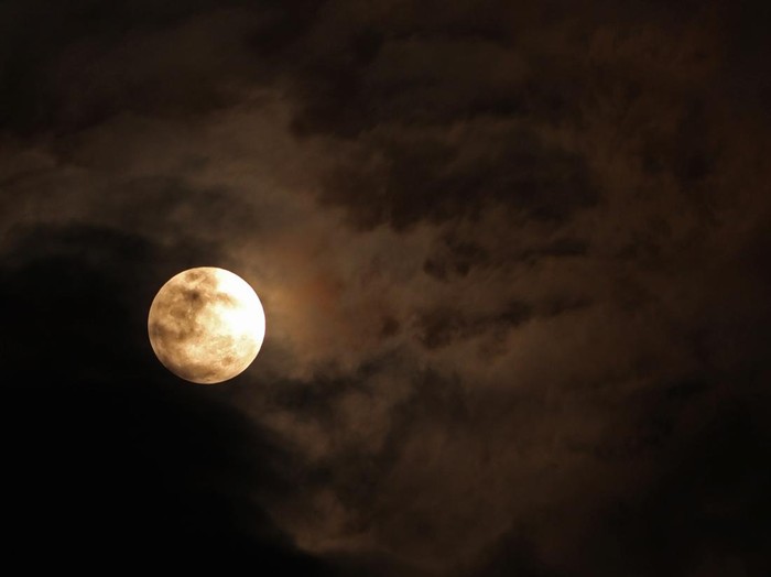 Fenomena bulan purnama besar (supermoon) terlihat dari Kabupaten Gowa, Sulawesi Selatan, Kamis (17/10/2024). Supermoon pada bulan Oktober 2024 yang disebut Hunter Moon itu merupakan bulan purnama ketiga tahun ini dan terlihat lebih besar dari bulan purnama biasanya karena berada pada titik terdekat dengan bumi (perigee). ANTARA FOTO/Arnas Padda/Spt.