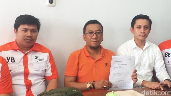 Tim hukum Danny-Azhar protes laporannya terkait dugaan pelanggaran kampanye pilgub dilimpahkan ke Bawaslu Soppeng. Sahrul Alim/detikSulsel