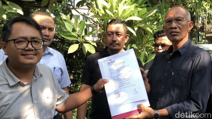 Tim hukum Koster-Giri, I Gusti Agung Dian Hendrawan (kiri),menunjukkan tanda bukti penyampaian laporan ke Bawaslu Bali, Jumat (18/10/2024).