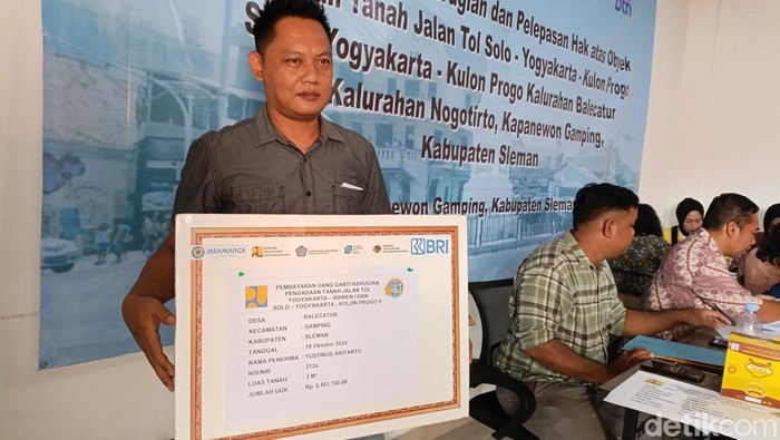 Yustinus Ariyanto yang lahan sawah 3 meter miliknya terdampak tol Jogja-Solo-YIA saat ditemui di Kantor Kalurahan Balecatur, Gamping, Sleman, Jumat (18/10/2024).