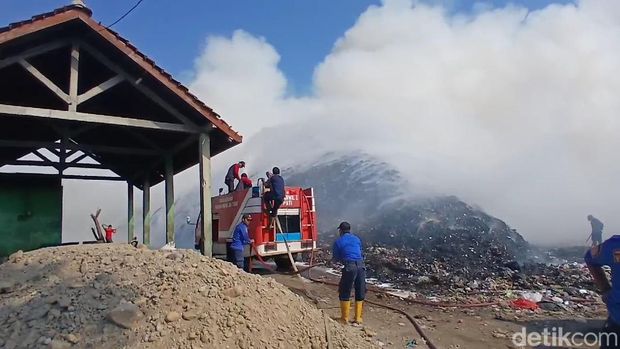 TPA di Desa Plosojenar, Kecamatan Jakenan, Pati, terbakar, Jumat (18/10/2024) sore.