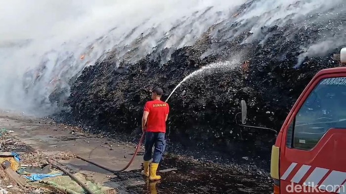 TPA di Desa Plosojenar, Kecamatan Jakenan, Pati, terbakar, Jumat (18/10/2024) sore.