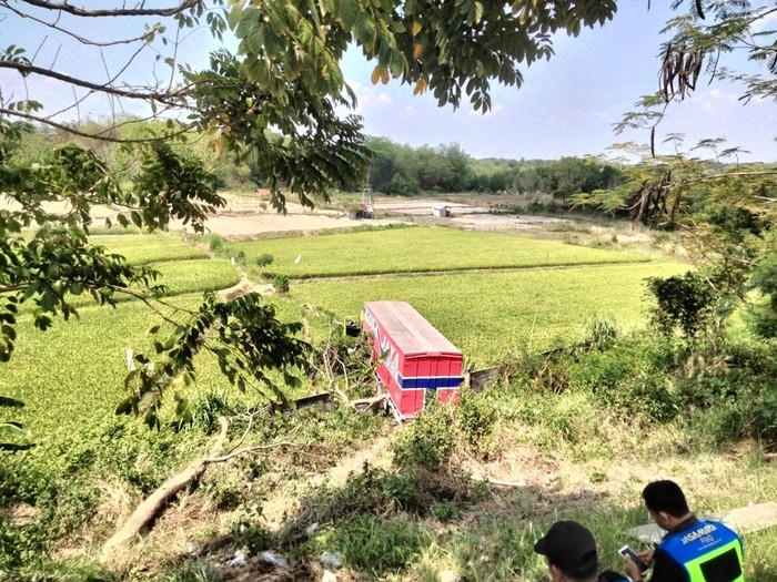 Truk ekspedisi kecelakaan di Tol JSN KM 511/200 A wilayah Kecamatan Gondangrejo, Kabupaten Karanganyar, Jumat (18/10/2024) siang.