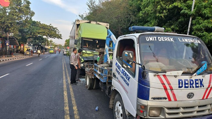 Truk tabrak truk di Lamongan