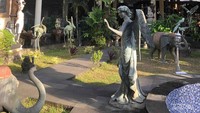 Pemandangan taman dengan beragam patung