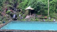 Kolam renang dewasa, yang tepat disampingnya terdapat air terjun kecil di Kolam Renang Ciharus Garut.