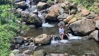 Sungai Ciharus di di Kolam Renang Ciharus Garut.