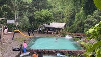 Suasana pengunjung di Kolam Renang Ciharus Garut.