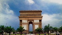Tugu Monumen Simpang Lima Gumul Kediri.