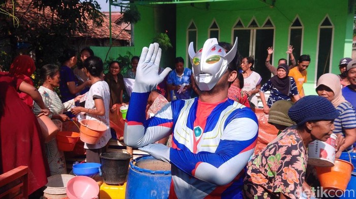 Ultraman Bagikan Air Bersih Bagi Warga Terdampak Kemarau