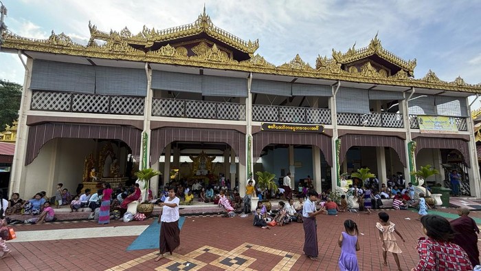 Buddhist devotees visit Botataung pagoda during the full moon day of Thadingyut, the end of Buddhist Lent, Thursday, Oct. 17, 2024, in Yangon, Myanmar. (AP Photo/Thein Zaw)