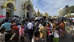 Umat Buddha Myanmar Peringati Masa Prapaskah di Pagoda Botataung