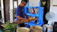 Meski menggunakan mesin cetak manual, perajin itu mampu memproduksi 100 piring/hari.