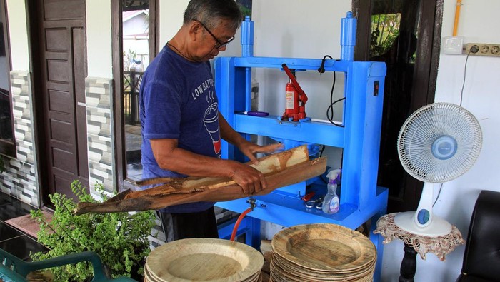Usaha Kerajinan Piring Pelepah Pinang di Dumai Pemilik usaha mengambil pelepah pinang dari gudang penyimpanan untuk diproduksi menjadi piring di Kecamatan Medang Kampai Dumai, Riau, Kamis (17/10/2024). Usaha mikro kerajinan piring pelepah pinang dengan menggunakan mesin cetak manual tersebut dalam sehari mampu memproduksi 100 piring per hari untuk memnuhi kebutuhan komunitas kemping dan pecinta lingkungan yang mengapresiasi produk ramah lingkungan ini sebagai alternatif pengganti plastik. ANTARA FOTO/Aswaddy Hamid/wpa.