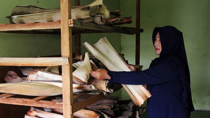 Pemilik usaha mengambil pelepah pinang dari gudang penyimpanan untuk diproduksi menjadi piring di  Kecamatan Medang Kampai Dumai, Riau, Kamis (17/10/2024). Usaha mikro kerajinan piring pelepah pinang dengan menggunakan mesin cetak manual tersebut dalam sehari mampu memproduksi 100 piring per hari untuk memnuhi kebutuhan komunitas kemping dan pecinta lingkungan yang mengapresiasi produk ramah lingkungan ini sebagai alternatif pengganti plastik. ANTARA FOTO/Aswaddy Hamid/wpa.