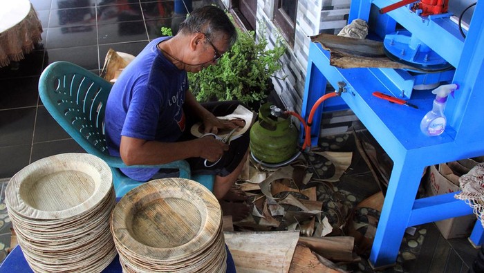 Pemilik usaha mengambil pelepah pinang dari gudang penyimpanan untuk diproduksi menjadi piring di  Kecamatan Medang Kampai Dumai, Riau, Kamis (17/10/2024). Usaha mikro kerajinan piring pelepah pinang dengan menggunakan mesin cetak manual tersebut dalam sehari mampu memproduksi 100 piring per hari untuk memnuhi kebutuhan komunitas kemping dan pecinta lingkungan yang mengapresiasi produk ramah lingkungan ini sebagai alternatif pengganti plastik. ANTARA FOTO/Aswaddy Hamid/wpa.