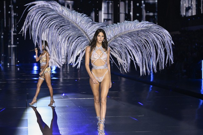 Tampil perdana di fashion show lingerie terbesar, Vittoria mengaku gugup, tapi juga senang.  Foto: Evan Agostini/Invision/AP/Evan Agostini