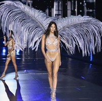 Tampil perdana di fashion show lingerie terbesar, Vittoria mengaku gugup, tapi juga senang.  Foto: Evan Agostini/Invision/AP/Evan Agostini