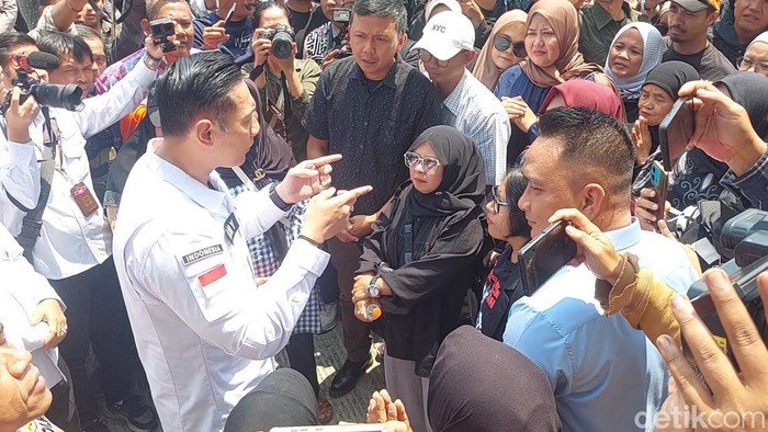 Warga Dago Elos temui Menteri ATR/BPN Agus Harimurti Yudhoyono di Mapolda Jabar