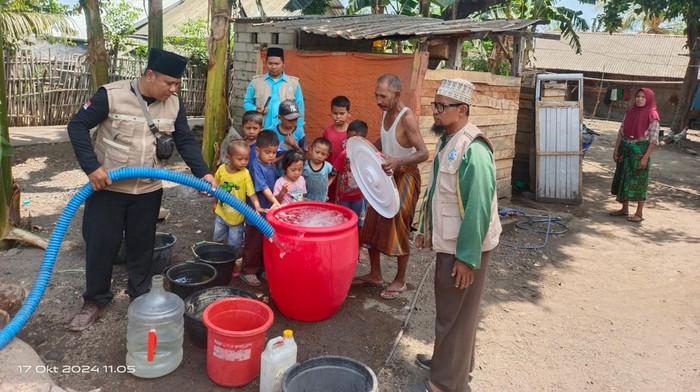 Warga Desa Dangiang, Kecamatan Kayangan, Lombok Utara, NTB, mendapatkan distribusi air bersih. (Dok. Lazah NW)
