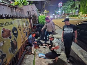 Polisi Razia Warung Kelontong di Bogor, 55 Botol Miras Disita