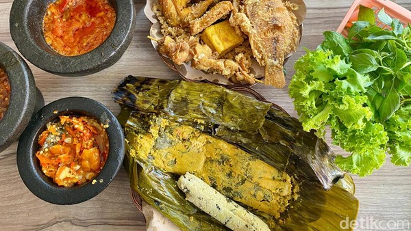 Warung Sunda Ini Punya Ayam Goreng dan Pepes Ikan Mas Super Gurih!