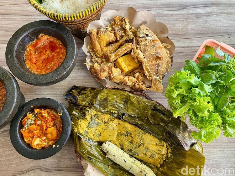 Warung Sunda Ini Punya Ayam Goreng dan Pepes Ikan Mas Super Gurih!