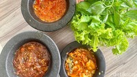 Warung Nasi Urang Sunda punya 3 jenis sambal gratis buat pengunjung. Ketiganya adalah sambal jebleh, sambal terasi, dan sambal tomat. Lalapannya juga gratis.