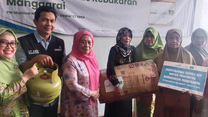 Penyerahan bantuan oleh ZISWAF CTARSA dan Muslimat NU untuk korban kebakaran di Manggarai, Jakarta Selatan, Rabu (16/10/2024)