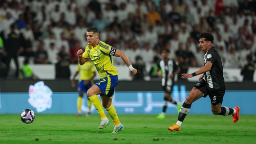 RIYADH, SAUDI ARABIA - OCTOBER 18: Cristiano Ronaldo of Al Nassr battling for the ball during the Saudi Pro League match between Al Shabab v Al Nassr FC at Al-Shabab Club Stadium on October 18, 2024 in Riyadh, Saudi Arabia. (Photo by Yasser Bakhsh/Getty Images)