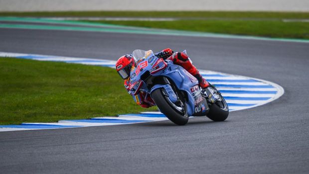 PHILLIP ISLAND, VICTORIA, AUSTRALIA - 2024/10/18: Marc Marquez of Spain seen in action during the MotoGP practice session on the day one of The Qatar Airways Australian Motorcycle Grand Prix 2024 at Phillip Island. The Qatar Airways Australian Motorcycle Grand Prix 2024 features the world's best and emerging riders. Day one action saw some impressive performance in challenging conditions changing from pouring rain in the morning to bright sunny afternoon. Practice sessions included MotoGP category as well as Moto2 and Moto3. (Photo by Alexander Bogatyrev/SOPA Images/LightRocket via Getty Images)
