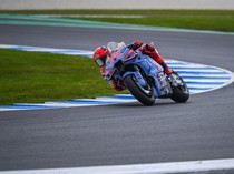 Video Marquez di Phillip Island: Buang Sampah Sembarangan, Oleng, Lalu Menang