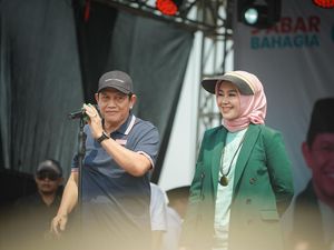 Acep Adang-Gita Pamerkan Kartu Sakti di Indramayu
