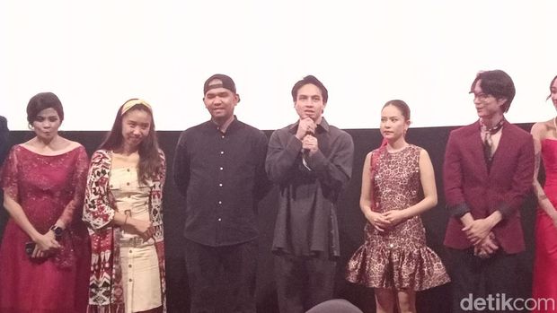 Jefri Nichol (tengah, pegang mikrofon) bersama cast dan crew film Aku Jati Aku Asperger saat konferensi pers yang digelar Jumat (18/10/2024) di kawasan Thamrin, Jakarta Pusat.