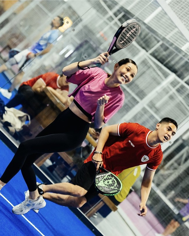 Tunangan Al, Alyssa Daguise juga tampak ikut dan bermain padel bersama. Alyssa tampil simpel mengenakan crop top berwarna merah muda dan celana legging panjang. Foto: Instagram/@alghazali7/@elelrumi
