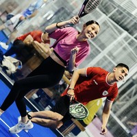 Tunangan Al, Alyssa Daguise juga tampak ikut dan bermain padel bersama. Alyssa tampil simpel mengenakan crop top berwarna merah muda dan celana legging panjang. Foto: Instagram/@alghazali7/@elelrumi