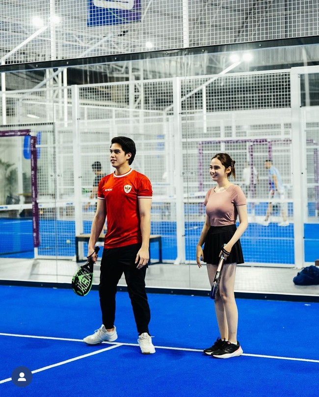 Kekasih El, Syifa Hadju, juga turut hadir berolahraga bersama. Syifa tampil tak kalah simpel mengenakan kaos berwarna dusty pink dan rok olahraga berwarna hitam. Rambutnya hanya dicepol ke belakang. Foto: Instagram/@alghazali7/@elelrumi