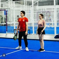 Kekasih El, Syifa Hadju, juga turut hadir berolahraga bersama. Syifa tampil tak kalah simpel mengenakan kaos berwarna dusty pink dan rok olahraga berwarna hitam. Rambutnya hanya dicepol ke belakang. Foto: Instagram/@alghazali7/@elelrumi