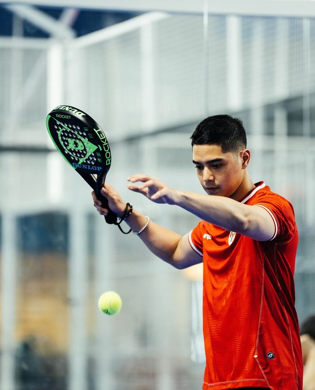 Al Ghazali tampak begitu serius saat bermain padel. Pria 27 tahun itu mengenakan jersey Garuda dipadukan dengan celana pendek hitam. Foto: Instagram/@alghazali7/@elelrumi