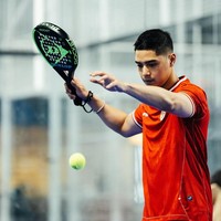 Al Ghazali tampak begitu serius saat bermain padel. Pria 27 tahun itu mengenakan jersey Garuda dipadukan dengan celana pendek hitam. Foto: Instagram/@alghazali7/@elelrumi