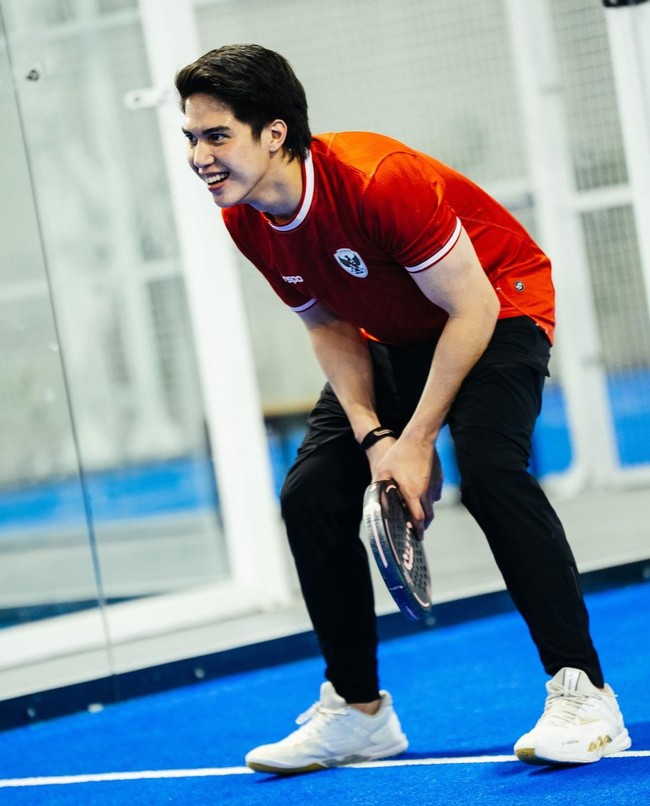 Kompak dengan kakaknya, El juga memilih mengenakan jersey garuda. Namun ia memadukannya dengan celana panjang hitam. Foto: Instagram/@alghazali7/@elelrumi