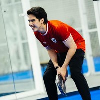 Kompak dengan kakaknya, El juga memilih mengenakan jersey garuda. Namun ia memadukannya dengan celana panjang hitam. Foto: Instagram/@alghazali7/@elelrumi