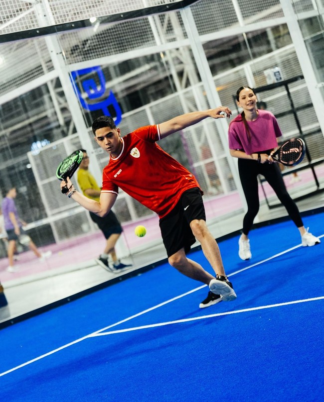Bermain padel berpasangan, begini gaya Al Ghazali dan Alyssa Daguise saat bermain bersama. Setelah Al melamar Alyssa, keduanya memang terlihat makin nempel dan selalu bersama, termasuk ketika berolahraga, seperti di dalam foto. Foto: Instagram/@alghazali7/@elelrumi